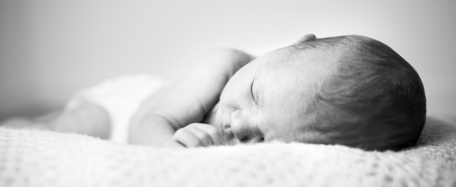 Faire dormir bébé sur le côté