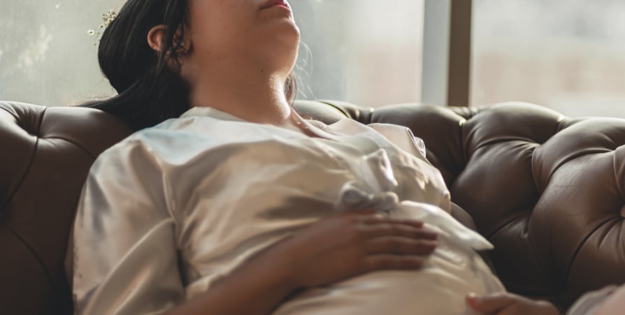 femme enceinte qui dort sur le dos