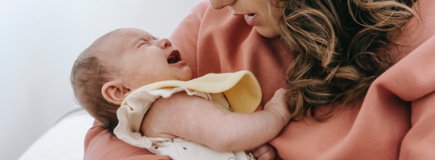 bébé pleure dans son sommeil