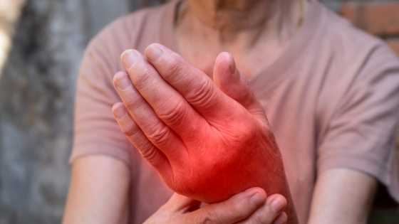 A l'approche des saisons hivernales, les douleurs articulaires peuvent se réveiller ou s'aggraver, le grand responsable : l'humidité !