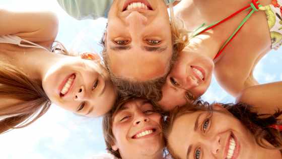 Activités sportives, exposition suffisante a la lumière naturelle, routines du soir, toutes ces choses peuvent aider les ados à retrouver un meilleur rythme de sommeil