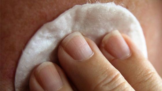 Avant le coucher, démaquillez vous et prenez soin de votre peau