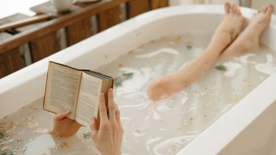 Bain chaud aux huiles essentielles, l'allié d'une détente réussie avant l'heure du coucher