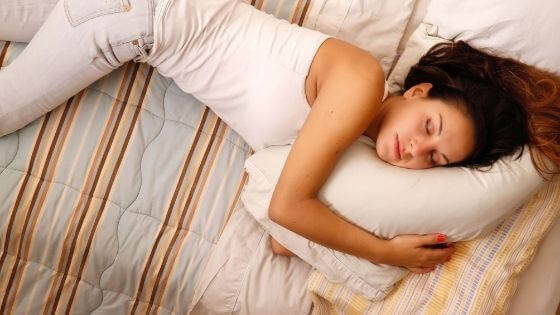 Dormir sur le côté : efficace contre le mal de dos ?