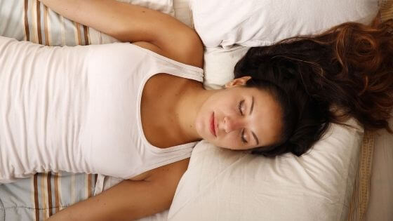 Dormir sur le dos : efficace contre le mal de dos ?
