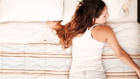 Dormir sur le ventre : efficace contre le mal de dos ?