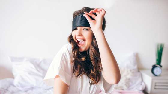 En été, lorsque l'ensoleillement est plus long, vous aurez peut-être besoin d'un masque de sommeil pour bien dormir