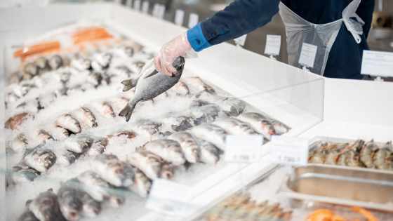 En été, n'hésitez pas à consommer du poisson. Riche en oméga 3 et en tryptophane, le poisson permet de favoriser la production de sérotonine et de mélatonine