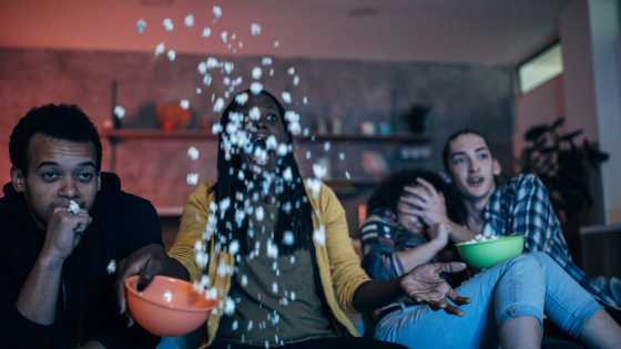En plus des effets provoqués par les films d'horreur, les snacks consommés devant la télé peuvent avoir un impact négatif sur votre sommeil