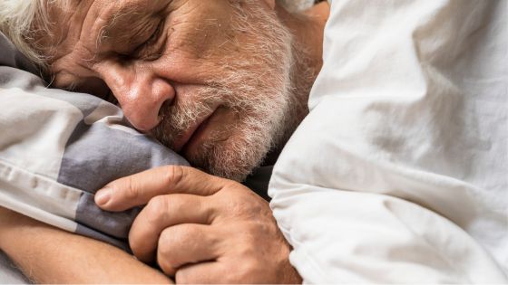 En vieillissant, la structure de notre sommeil change, les phases de sommeil paradoxal et profond diminuent au profit du sommeil léger.