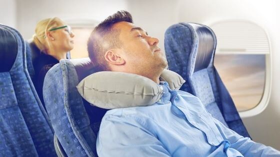 homme_avec_oreiller_de_voyage