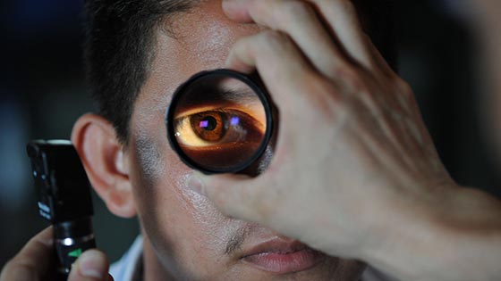 Il est nécessaire de consulter un spécialiste pour diagnostiquer les cas d'hypersomnie. Celui ci procèdera a différents examens en fonction des symptômes présentés par le patient