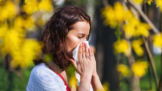 La toux nocturne peut être due aux allergies saisonnières