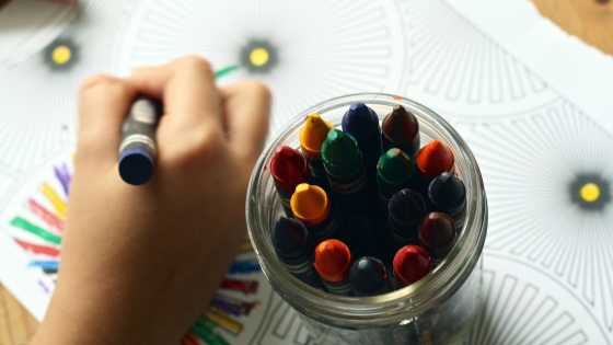 Le coloriage méditatif peut intégrer le rituel du coucher des enfants