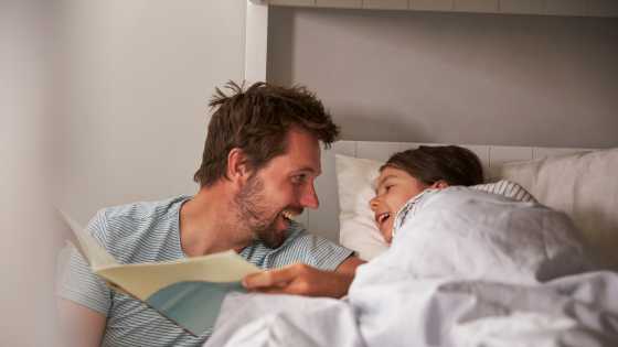 Le rituel du coucher est important si votre enfant a peur du monstres sous le lit