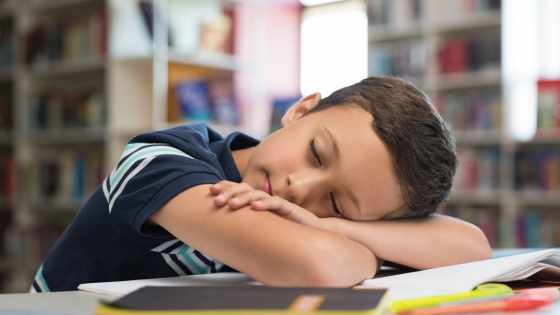 les adolescents sont les plus touchés par le retard de phase, ce qui peut influer sur leur concentration et leur scolarité