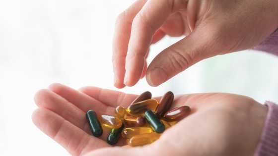 les compléments alimentaires peuvent s'avérer utiles en micronutrition lorsque l'alimentation du patient ne suffit pas à apporter tous les nutriments nécessaires