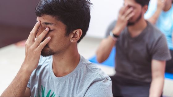 les exercices de respiration et de cohérence cardiaque permettent de réguler et de soulager de nombreux troubles du sommeil, notamment les épisodes de paralysie hypnagogique