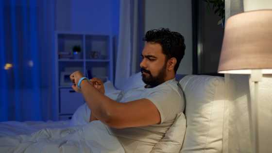l'obsession d'avoir les bonnes moyennes ou les bonnes données sur les trackers de sommeil, la quete du sommeil parfait peut amener un stress tel, qu'il en est contre-productif