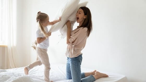 mere_et_fille_chahutant
