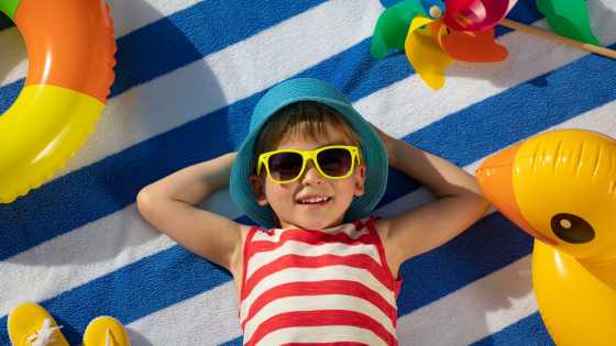 Pendant les vacances d'été le sommeil des petits est perturbé par les changements de rythmes, les voyages ou les activités, découvrez comment maintenir une bonne hygiène de sommeil tout en laissant la place à l'amusement et à la détente