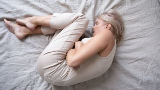 Position_n_2_pour_dormir_pour_soulager_le_bas_du_dos_la_position_foetale_avec_un_coussin_1