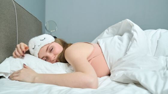 Position_n_4_pour_soulager_le_bas_du_dos_pendant_le_sommeil_sur_le_ventre_avec_un_coussin_sous_le_bassin_1