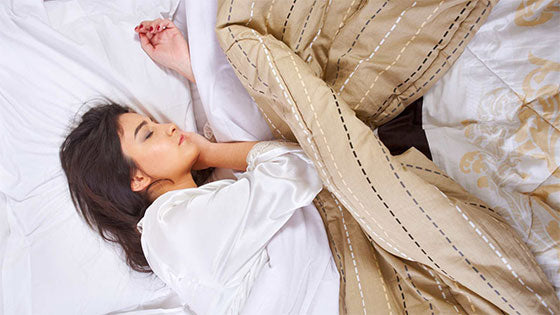 Pour atténuer les douleurs abdominales la nuit, vous pouvez tenter de dormir sur le coté