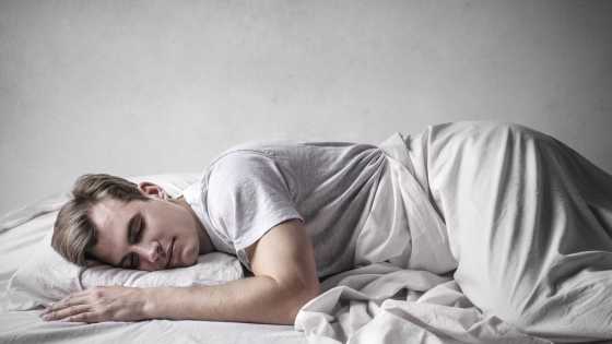 pour bien dormir par forte chaleur, privilégiez des matières naturelles thermorégulatrices comme la soie, le lin ou le coton.
