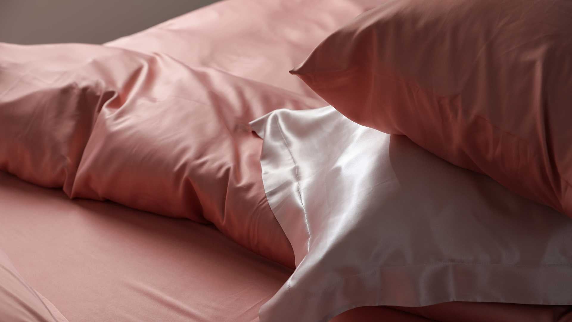 Quelle est la différence entre le satin et la soie ?