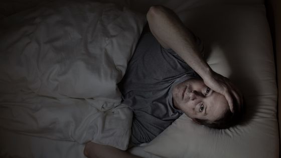 Réveil en sursaut, impression de tomber dans son sommeil ? : Tout savoir sur la myoclonie nocturne