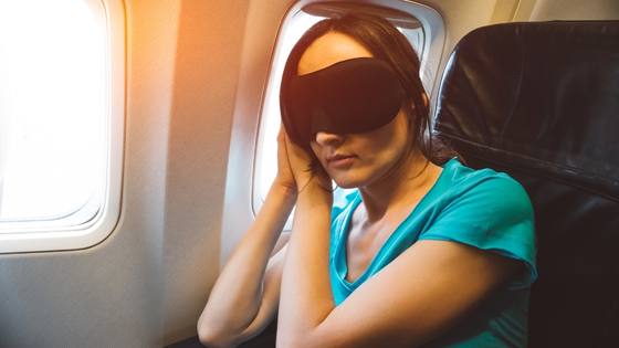 Se reposer pendant le vol peut limiter les effets du jetlag