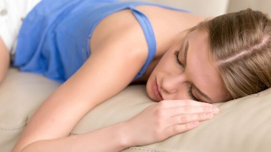 Sieste sur canapé, une bonne idée ?