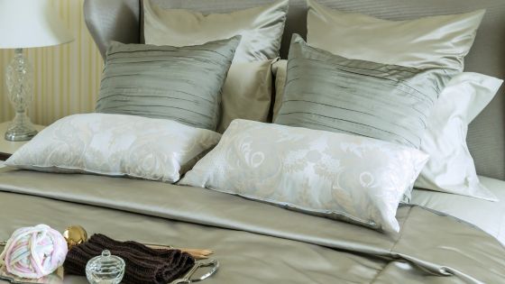 Taie d'oreiller en soie : pourquoi opter pour cette matière aux multiples propriétés ?