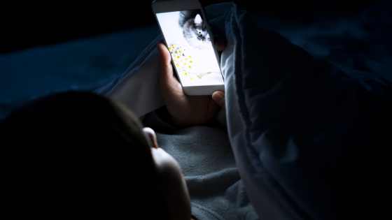 telephone au lit : l'impact de la lumière bleue sur le sommeil
