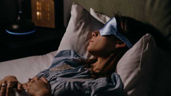 un bon niveau de sérotonine favorise aussi la sécrétion de mélatonine, elle est donc essentielle pour un sommeil réparateur