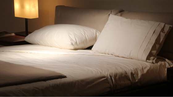 Un environnement de sommeil sain et des draps propres favorise la bonne santé de la peau