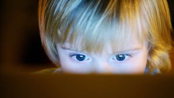Un temps d'exposition trop long aux écrans peut entrainer des troubles du sommeil chez l'enfant