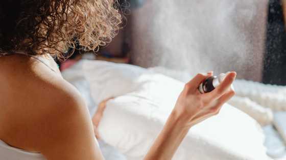 Vous pouvez également associer différents hydrolats et les utiliser comme brume d'oreiller.